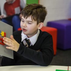 Braille-Kockak_gyerekek-kezeben_2-scaled