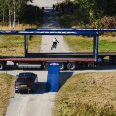 Matt Jones ugrás közben két önvezető Scania kamion között