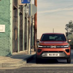 Dacia Spring 2025 elölnézet városi utcakép