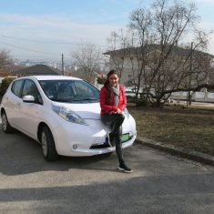 Geszler-Dorottya-es-a-Nissan-Leaf_1-scaled
