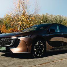 Mazda 6e oldalnézet kupés sziluettel