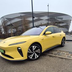 NIO ET5 elektromos szedán magyarországi bemutatón, prémium dizájn és letisztult forma