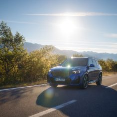 P90566422_highRes_the-bmw-ix1-09-24