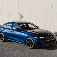 BMW M340i Jahre Edition elölnézet retró fényezéssel