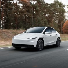 Tesla - Model Y Standard - 1