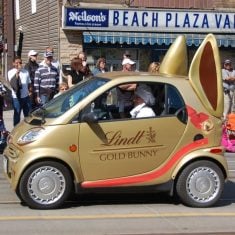 Toronto_EasterParadeLindtGoldBunny-1