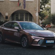 2025 Toyota Camry 2,5l hibrid modell, barna színben 45 fokos szögből.