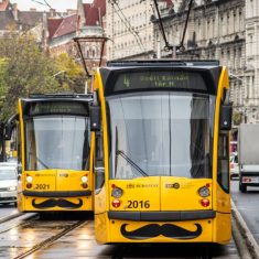 bajszos-combinok-budapest-villamos