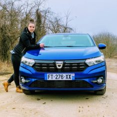 dacia-sandero-crossover-kek-szinben-1024x793-1