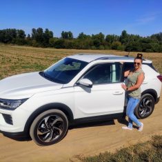 feher-ssangyong-korando-noi-vezeto