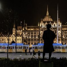 Elindult az adventi fényvillamos Budapesten