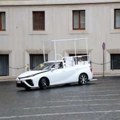 ferenc-papa-toyota-mirai-hidrogenauto-3