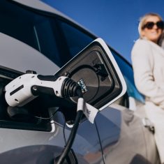fiatal-no-elektromos-auto