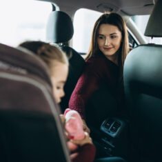 gyerek_autoban_freepik2