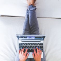 home-office-tavoli-munkieKaboompics-pexels