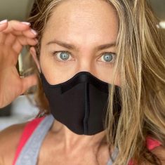 jennifer-aniston-covid-baratok-oltas