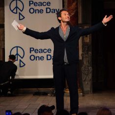 jude-law-peace-day-beke-vilagnapja-scaled