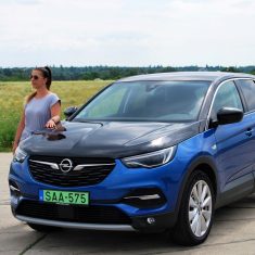kek-fekete-opel-grandland-x-hybrid4