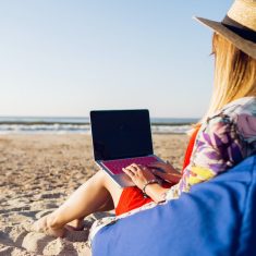 laptop-tavmunka-home-office-tengerpart-nyar