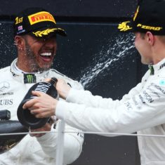 lewis-hamilton-bottas-f1-forma-1-gyozelem-pezsgo