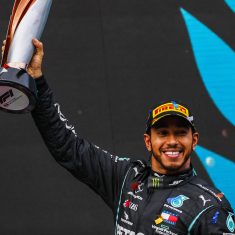 lewis-hamilton-lovag-formula-1-mercedes
