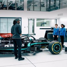lewis-hamilton-mercedes-forma-1-gyerekek