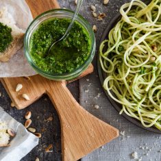 medvehagyma-pesto_123rf