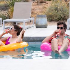 nyari-filmek-Andy-Samberg-Cristin-Milioti-palm-springs