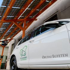obudai-egyetem-napelemes-autotolto-solcar-carport