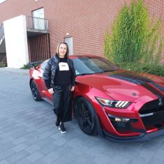 piros-mustang-corata-monika-pomme-verde-en-autom-interju-2