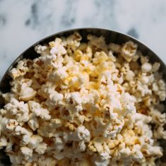 popcorn-pattogatott-kukorica-egeszseges-nasi-scaled-e1610104905808