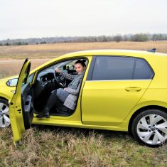 sarga-1.5-tsi-golf-noi-vezeto