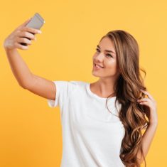 szelfi-fiatal-lany-kozossegi-media-vidam-okostelefon-social-media
