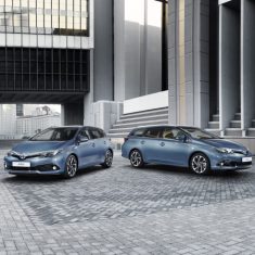 toyota-auris-loc-11-dpl-2015-group-shot_0-e1579203483685