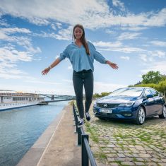 Opel Astra Faselift 2019 vor Skyline FFM