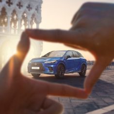 vadonatuj_Lexus_RX_velencei_filmfesztival_1