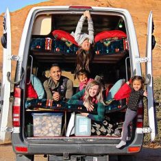 van-life-atalakitott-kisteherauto-lakokocsi-gyerekkel